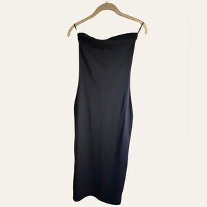 Aritzia Contour Dress, Med, NWT
Double layer fabric 94% nylon, 6% elastane